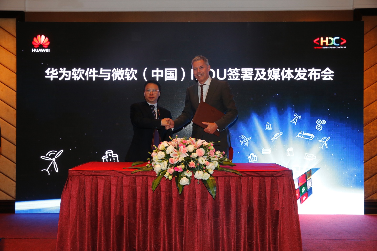 华为电信软件业务部副总裁谭东晖(左)与微软中国战略副总裁Robert Helgerth（右）完成合作协议签署 。